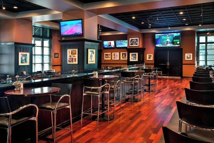 Lounge 33 of 45